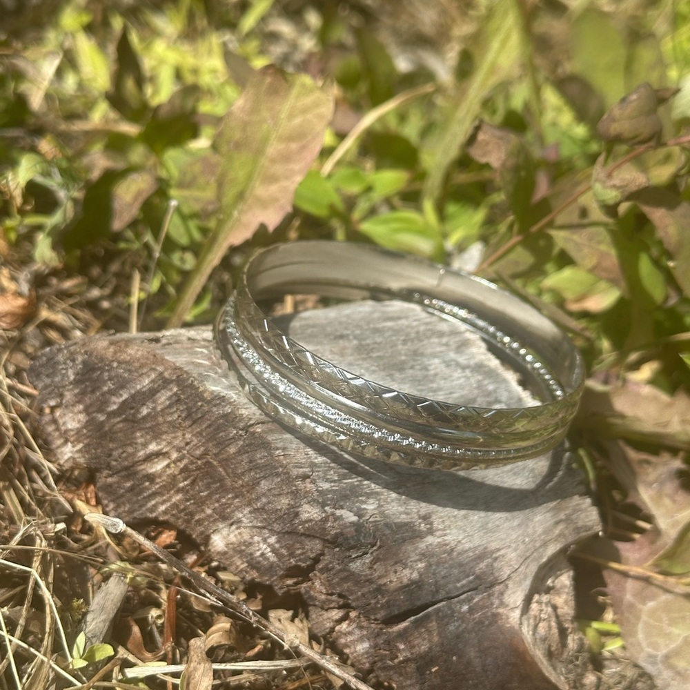 ( 1) One Sterling Silver Bangle Bracelet